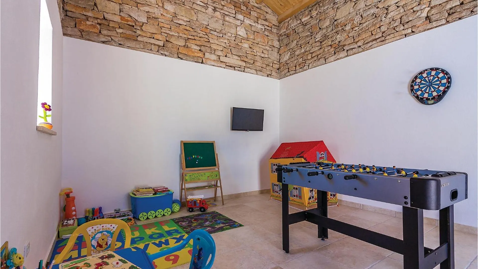 Stunning Home In Peruski With Wifi